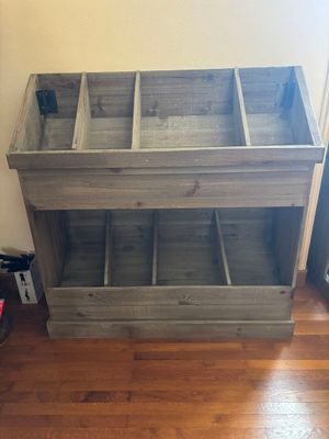 une photo d'un meuble de rangement en bois dans un coin d'une pièce