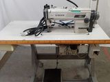 une machine à coudre posée sur une table