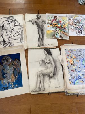 il y a beaucoup de dessins par terre dans cette pièce