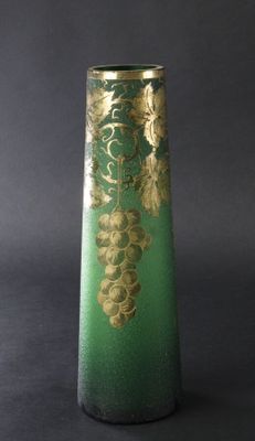 Vase fuselé en verre vert à décor doré de pampres. - Photo 1