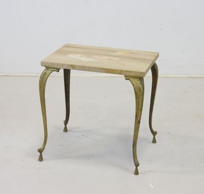 une table d'appoint ancienne en laiton, avec un plateau et des pieds en bois