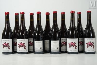 six bouteilles de vin sont alignées sur une table