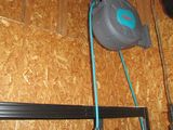 un tuyau bleu fixé au mur d'une pièce