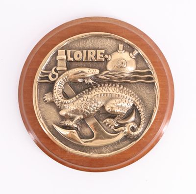 une pièce d'or sur laquelle est représenté un dragon, sur un fond blanc