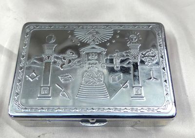 une image représentant une boîte argentée ornée d'un motif