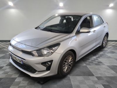 la voiture argentée est garée sur le sol à carreaux d'une pièce