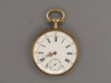 une montre de poche en or avec des chiffres romains sur le cadran