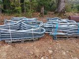 un tas de tuyaux en acier posé par terre dans les bois