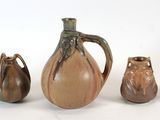 cinq vases posés les uns à côté des autres sur une table