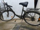 un vélo avec un panier à l'arrière