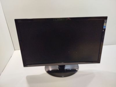 un écran d'ordinateur posé sur une table blanche