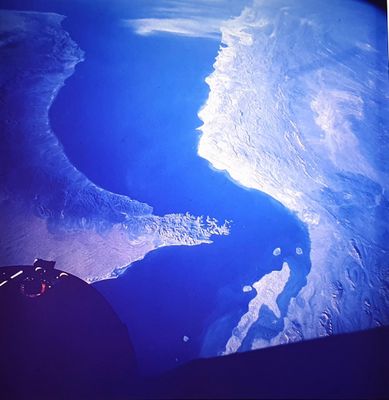 une vue aérienne d'un plan d'eau et de terres, prise depuis un avion