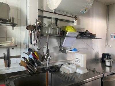 une cuisine avec des plans de travail en inox et un évier