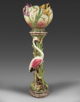 l'image d'un vase sur lequel se trouvent un oiseau et des fleurs