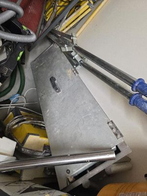 un tas d'appareils électriques en tout genre dans une pièce encombrée
