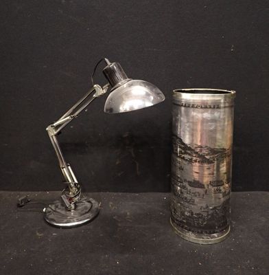 une lampe posée à côté d'une boîte de conserve
