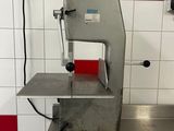 une machine posée sur un comptoir dans une pièce