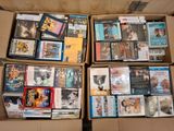 Plusieurs boîtes de DVD sont empilées les unes sur les autres