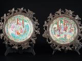 paire d'assiettes chinoises de style « famille » représentant des personnages dans un jardin