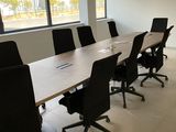 des tables et des chaises dans une salle de conférence avec vue sur la ville