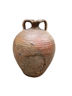 un vase brun avec une anse sur fond blanc