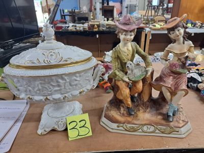 deux figurines posées sur une table dans une pièce
