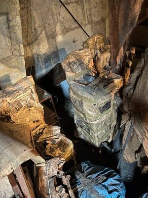 une pile de bagages posée dans un coin d'une pièce