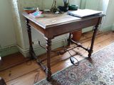 une table en bois sur laquelle est posé un ordinateur portable