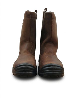 une paire de bottes en cuir marron sur fond blanc
