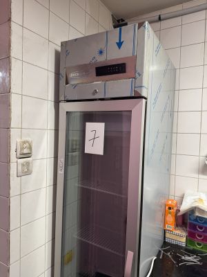 un réfrigérateur situé au milieu d'une cuisine