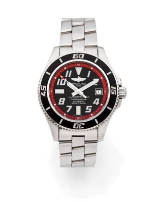 gros plan d'une montre-bracelet sur une surface blanche