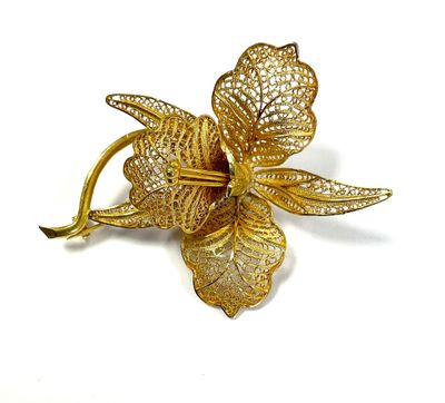 an image of a gold flower brooch with leaves on a white background