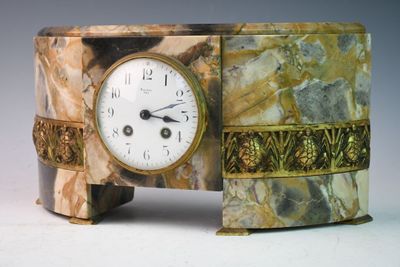 une horloge posée sur une table