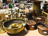 de nombreux types d'articles en laiton exposés dans un magasin