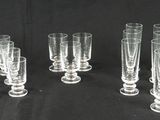 un grand nombre de verres posés sur une table