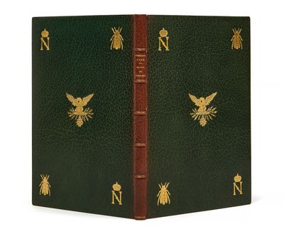 un livre vert et doré avec un oiseau sur la couverture