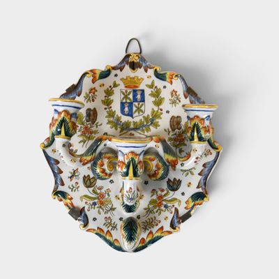 an image of a decorative plate with a bird on it