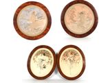 quatre assiettes en bois ornées de motifs différents, posées sur un fond blanc
