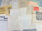 de nombreuses pages de vieux journaux français posées sur une table