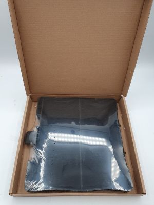 une boîte en carton contenant un morceau de papier d'aluminium