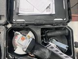 un outil dans un étui posé sur une table