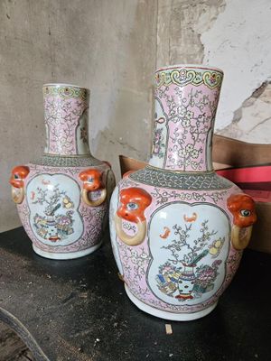 deux vases posés sur une table