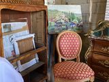 une chaise placée devant une bibliothèque
