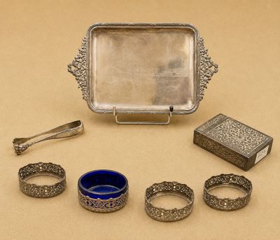 un plateau en argent sur lequel se trouve un anneau en argent et un autre anneau en argent