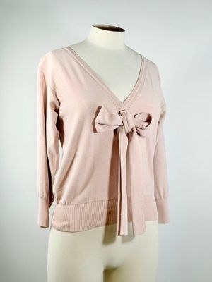 une photo d'un pull pour femme orné d'un nœud sur le devant