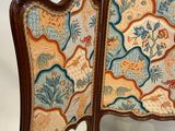 paire de chaises anciennes en bois sculpté, rembourrées, ornées de motifs floraux