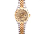 une photo d'une montre Rolex pour femme, bicolore en or et sertie de diamants