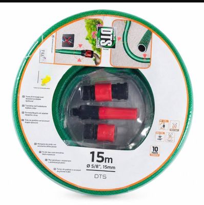 un gros plan sur un tuyau d'arrosage vert et rouge avec deux tuyaux rouges
