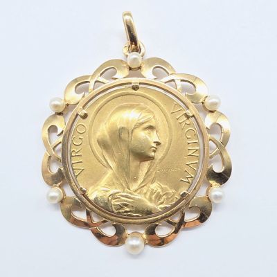 gros plan d'une médaille d'or sur une surface blanche
