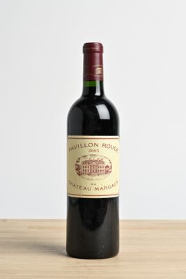 une bouteille de vin posée sur une table
